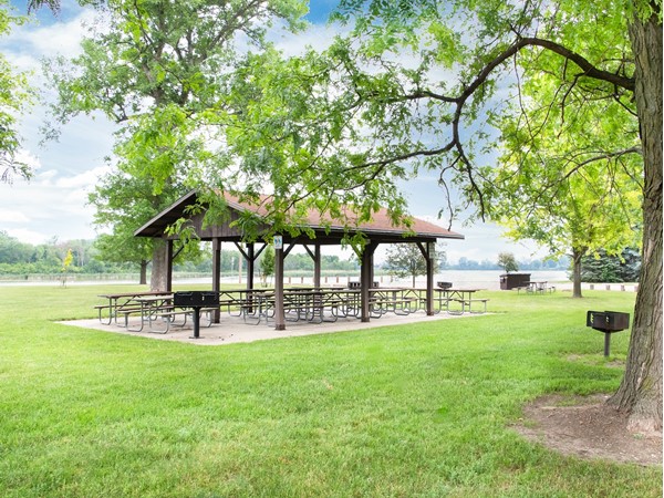 You can enjoy picnics while watching boaters and wildlife on the lake