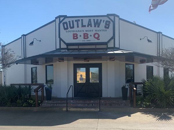 Go and enjoy great Bar-Be-Que at Outlaws BBQ