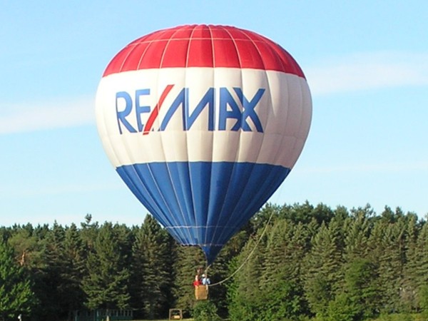 RE/MAX balloon over Lake Missaukee