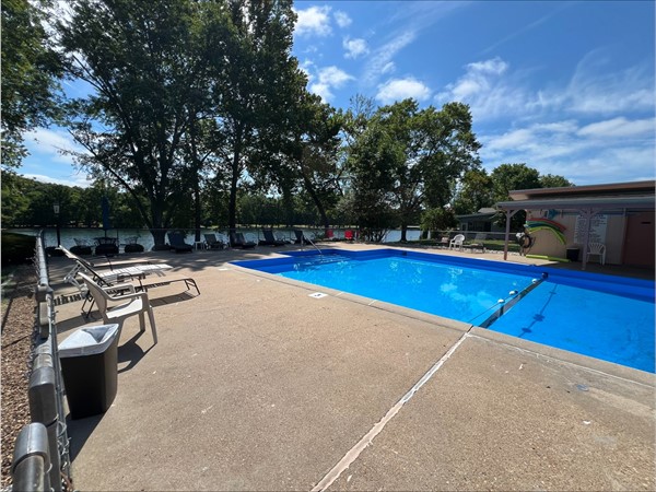 Lakewood Estates - poolside by the lakeside 