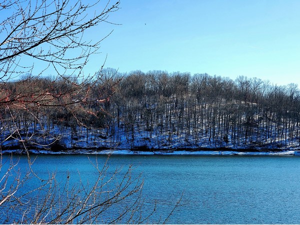 Awe-inspiring winter beauty on Beaver Lake