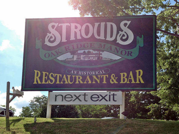 Stroud's Is A Favorite Family Style Restaurant In The Northland - Fried Chicken, Yum!
