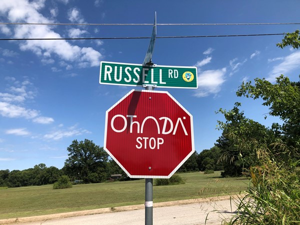 Stop sign in Hominy using the Osage alphabet 