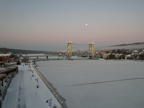 Gorgeous winter morning over the Portage bridge