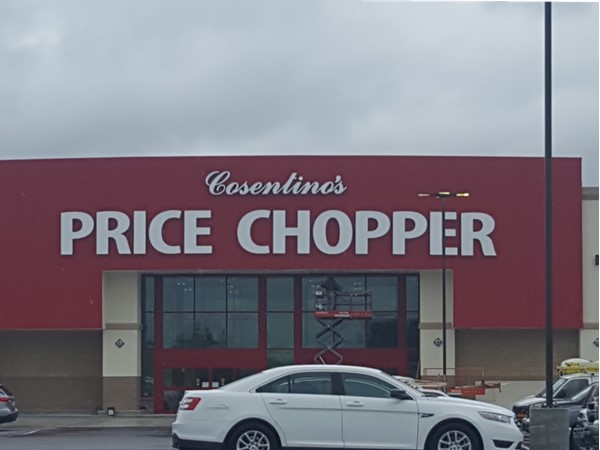 This new Price Chopper will have a Starbucks inside and it will also have a drive thru pharmacy 