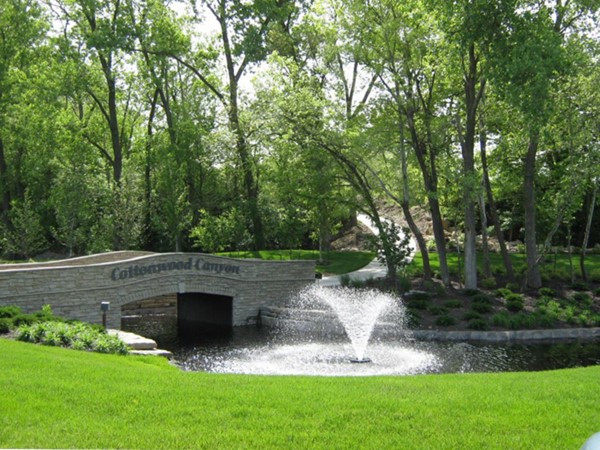 Golf cart path, bridge and fountain in Cottonwood Canyon