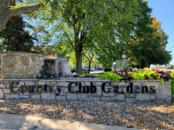 Country Club Gardens entrance at 7 Highway