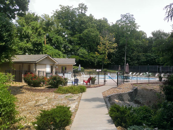 Pool, Hot Tub, and tennis facilities at the Woodlands in Gladstone