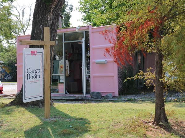 Look how cool this shipping container turned "pink" boutique is called the "Cargo Room" 