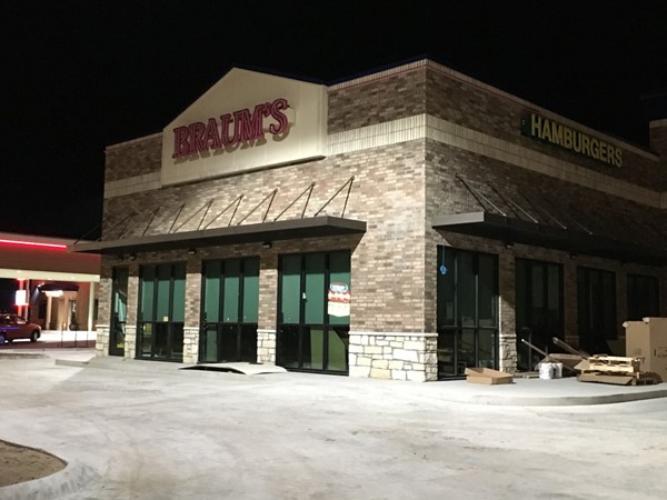 Night shot of the new Braums