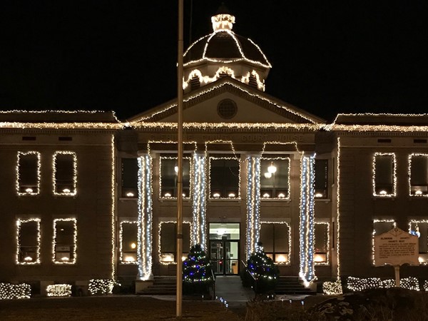 Cleburne County Courthouse is ready for Christmas