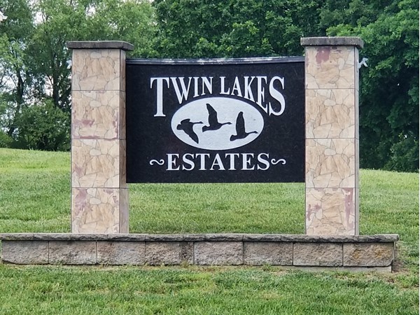Twin Lakes Estates front signage