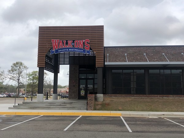 Great sports restaurant and bar recently opened in Hammond Square Mall 