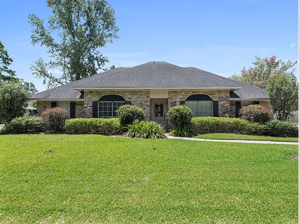 One of the many beautifully landscaped homes in Shenandoah Estates subdivision