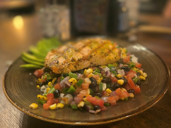  Iron Horse Bar & Grill: Delicious Grilled Salmon on veggies & rice 
