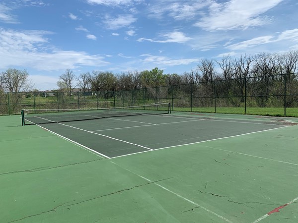 Falcon Lakes has tennis courts