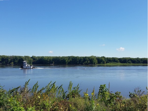 A tugboat making its way up the Mississippi River