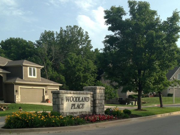 Woodland Place: Excellent community pool and easy access to nearby highways