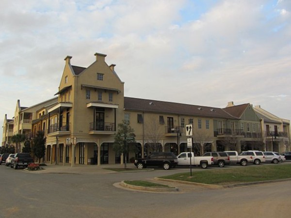 Town Square dining and shopping in Sugar Mill Pond