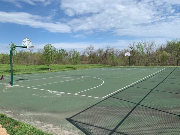 Falcon Lakes in Basehor has basketball courts