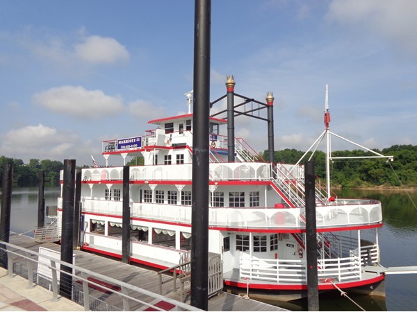 On the Harriott II you can enjoy dinner, dancing, and a beautiful river cruise